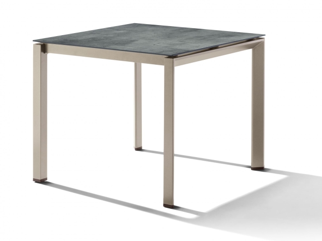 Sieger Gartentisch 90x90cm Polytec Zement graphit-Gestell Champagner
