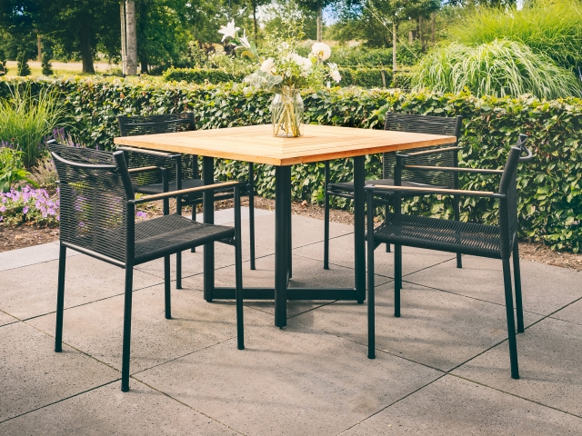 Apple Bee Jakarta Tisch eckig 110x110cm Alu black Teakplatte