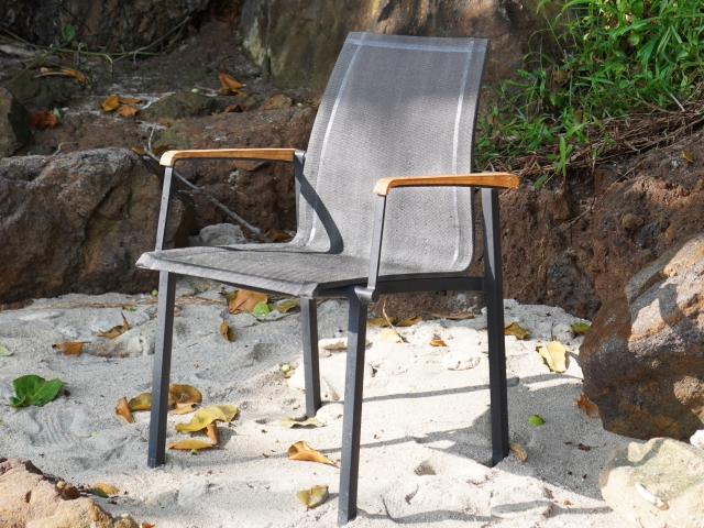 Zebra Felix Stapelsessel Aluminium midnight-grey mit Teak-Armlehnen