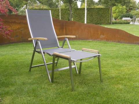 Zebra One Klappsessel Dark Platinum Edelstahl mit Teakarmlehnen